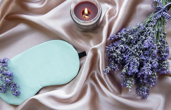 Accessoires sommeil : masques de nuit, boules quies et coussin de voyage